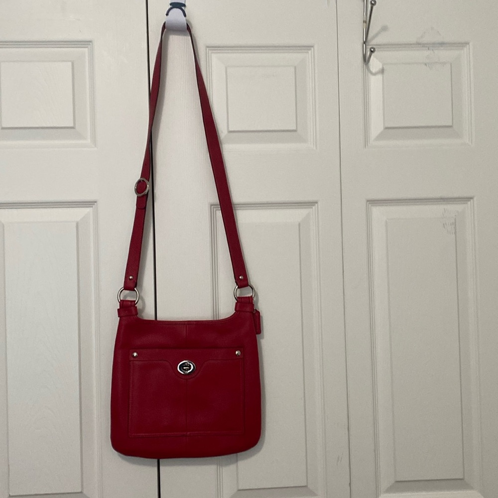 Pre-owned Coach Red Pebbled Leather Turn Lock Slim Shoulder Crossbody Bag